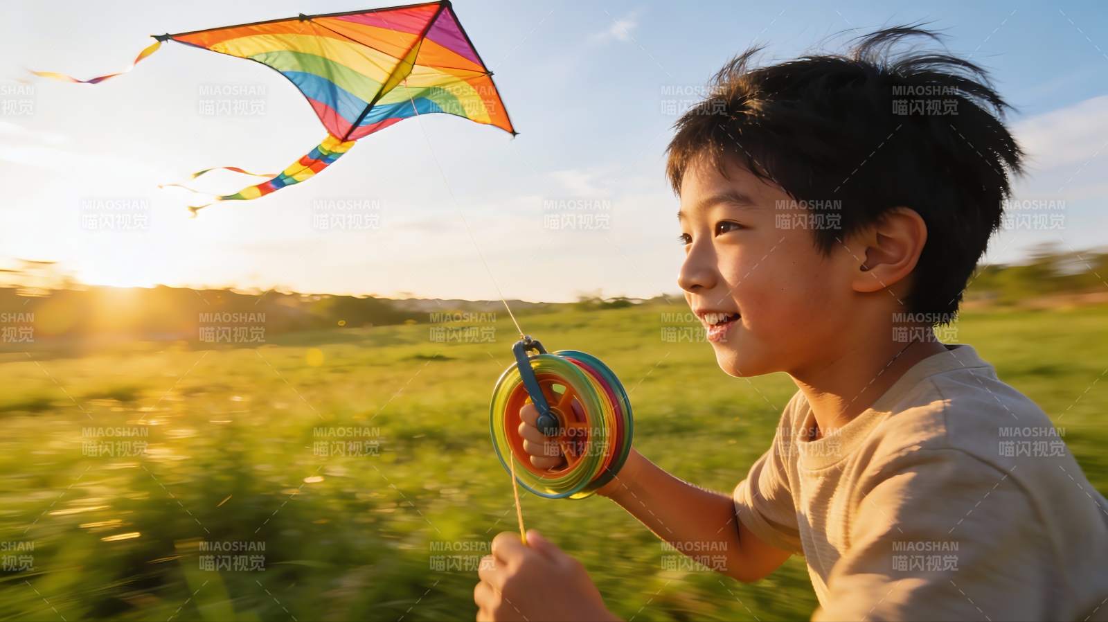 小男孩户外放风筝图片