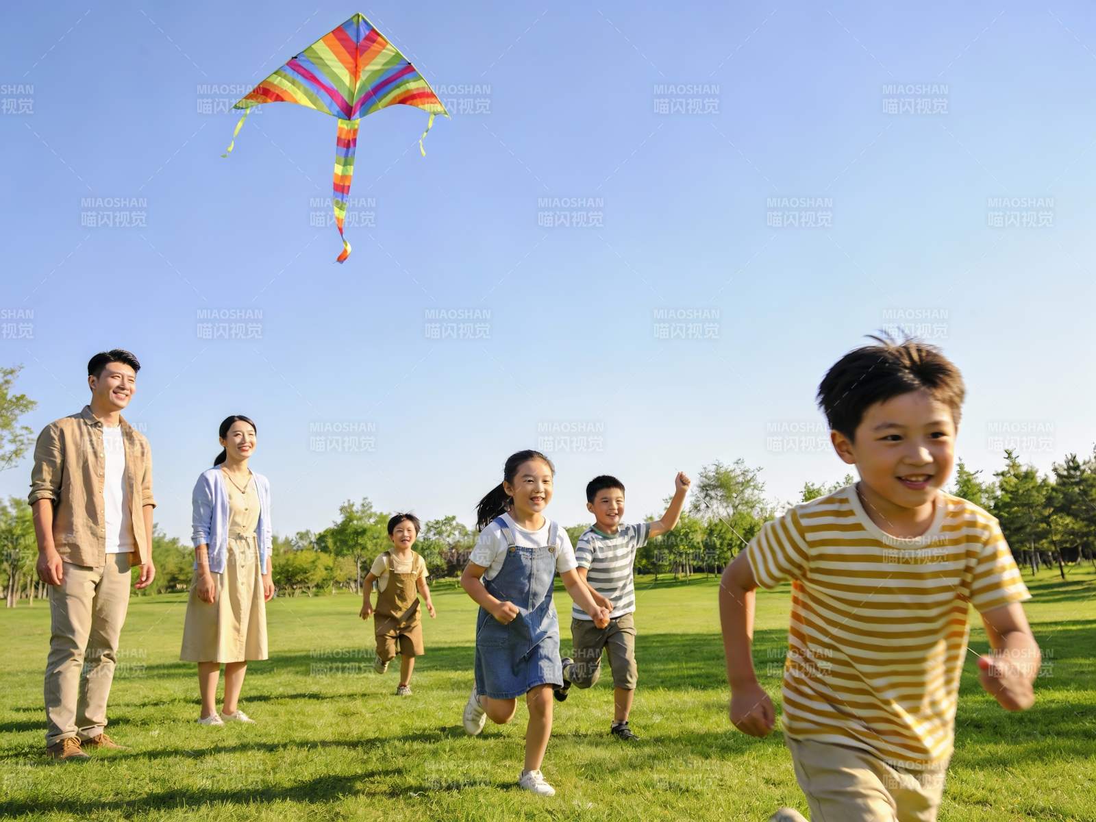 家庭户外放风筝欢乐场景图片