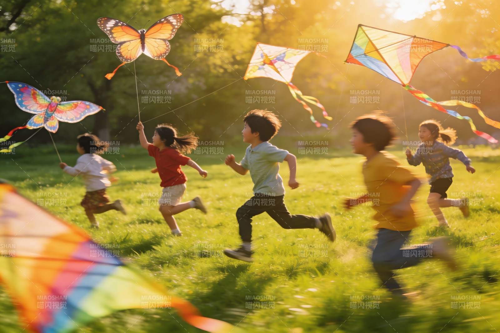 孩子们户外放风筝欢乐奔跑图片