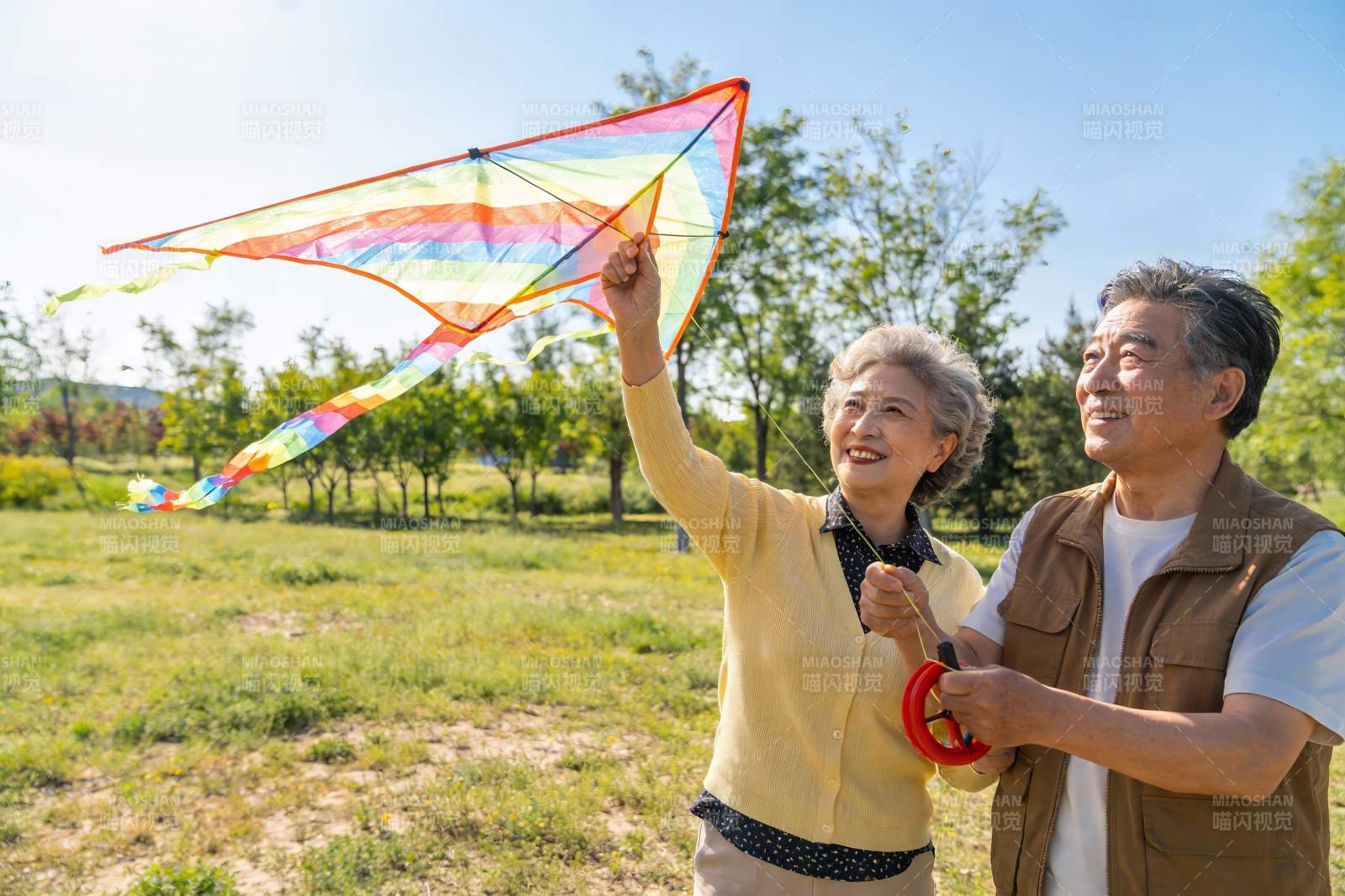 老年夫妇户外放风筝图片