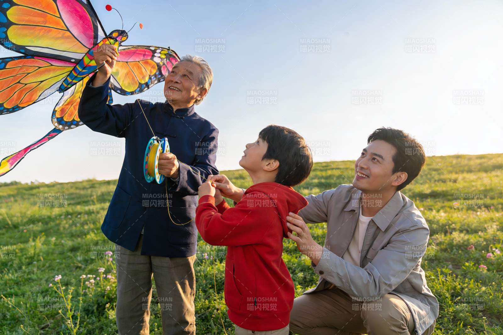 三代同框放飞蝴蝶风筝图片