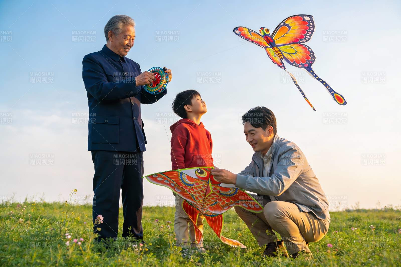 三代人户外放风筝其乐融融图片