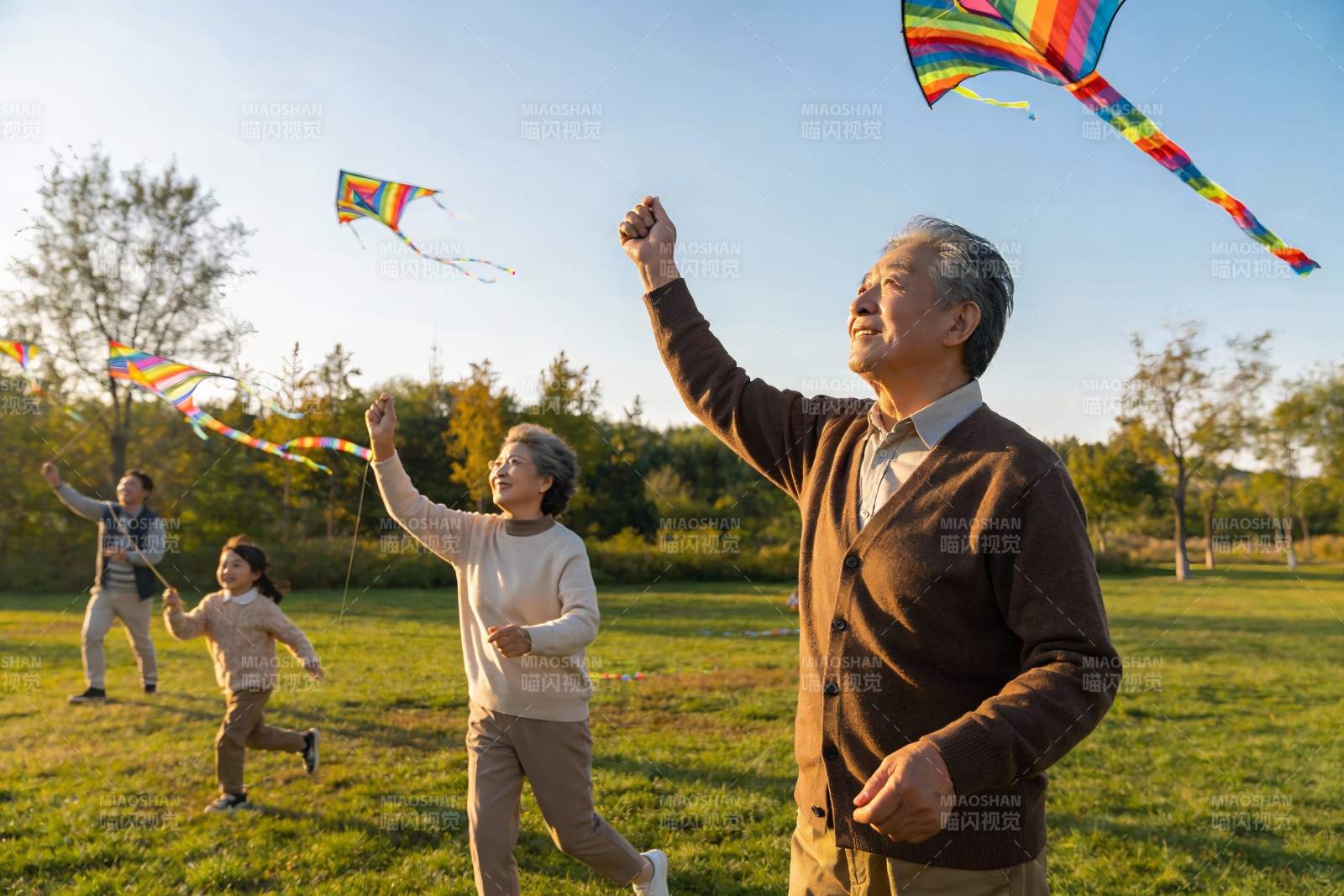 三代同堂户外放风筝图片