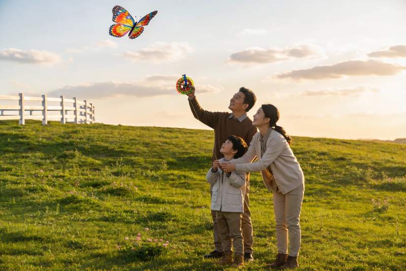 一家三口草地上放风筝图片