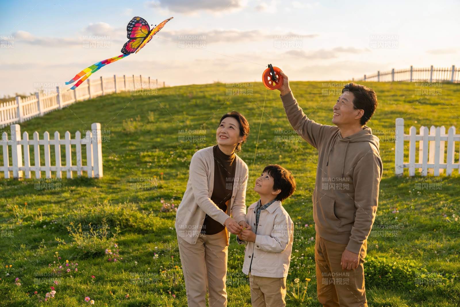 一家三口户外放风筝图片
