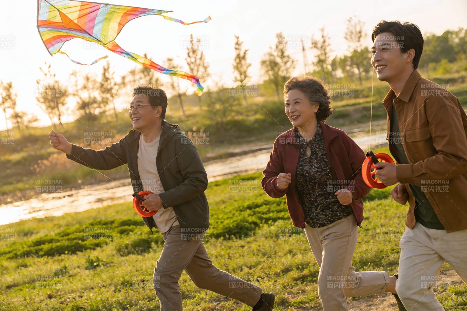 三代人户外放风筝欢乐场景图片
