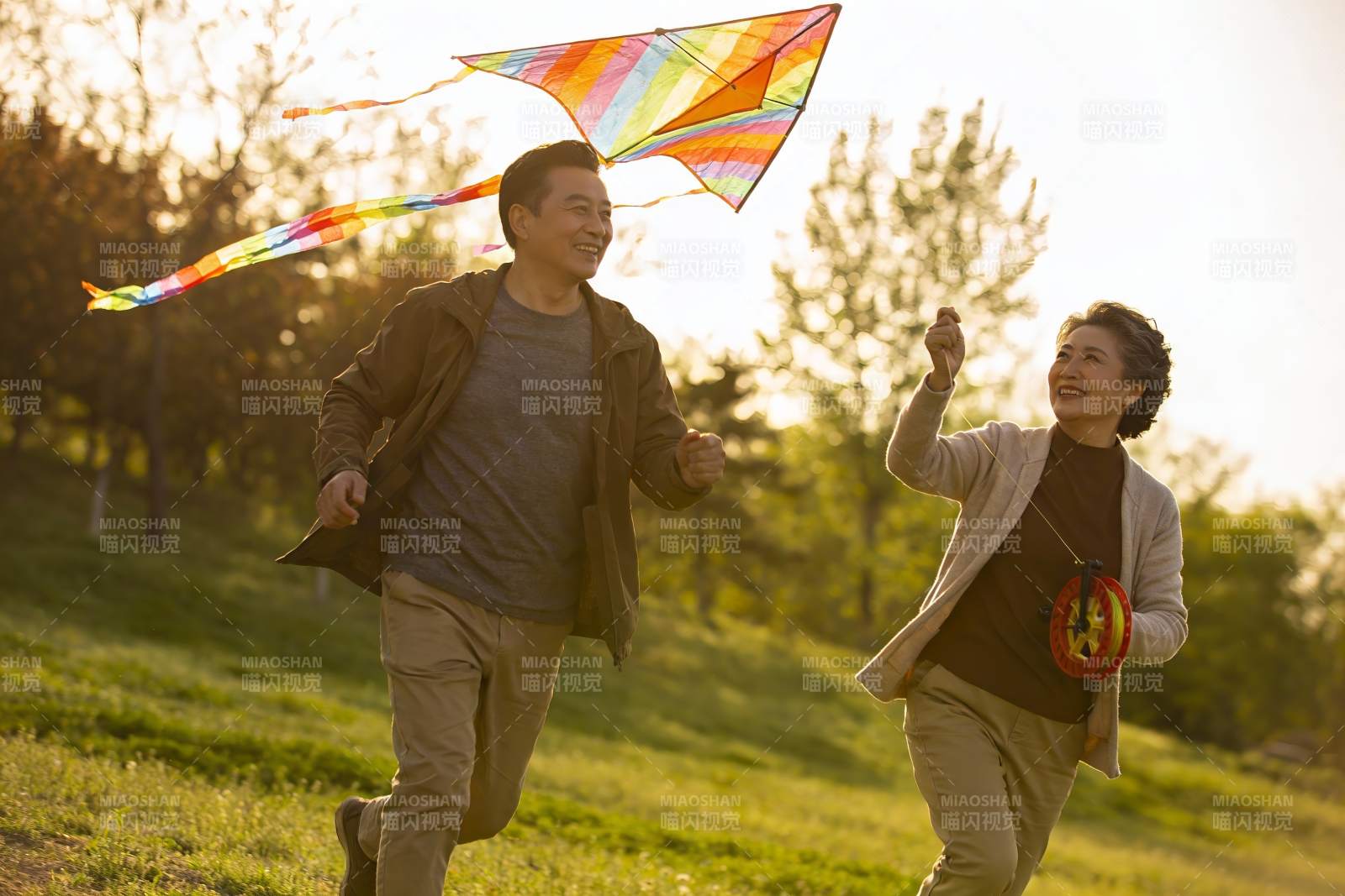 中年男女户外放风筝图片