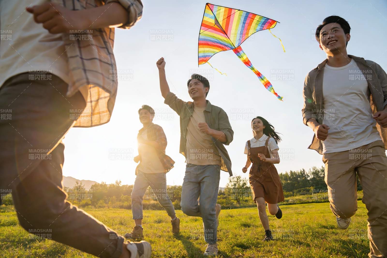 青年户外放风筝欢乐奔跑图片