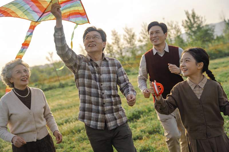 三代同堂户外放风筝其乐融融图片