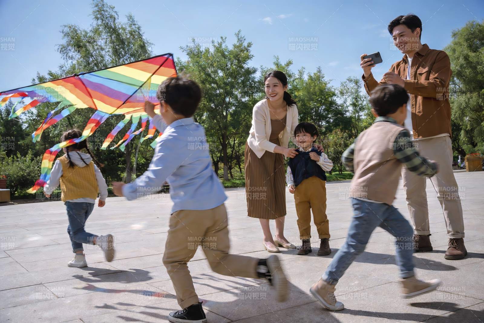 家庭户外放风筝欢乐场景图片