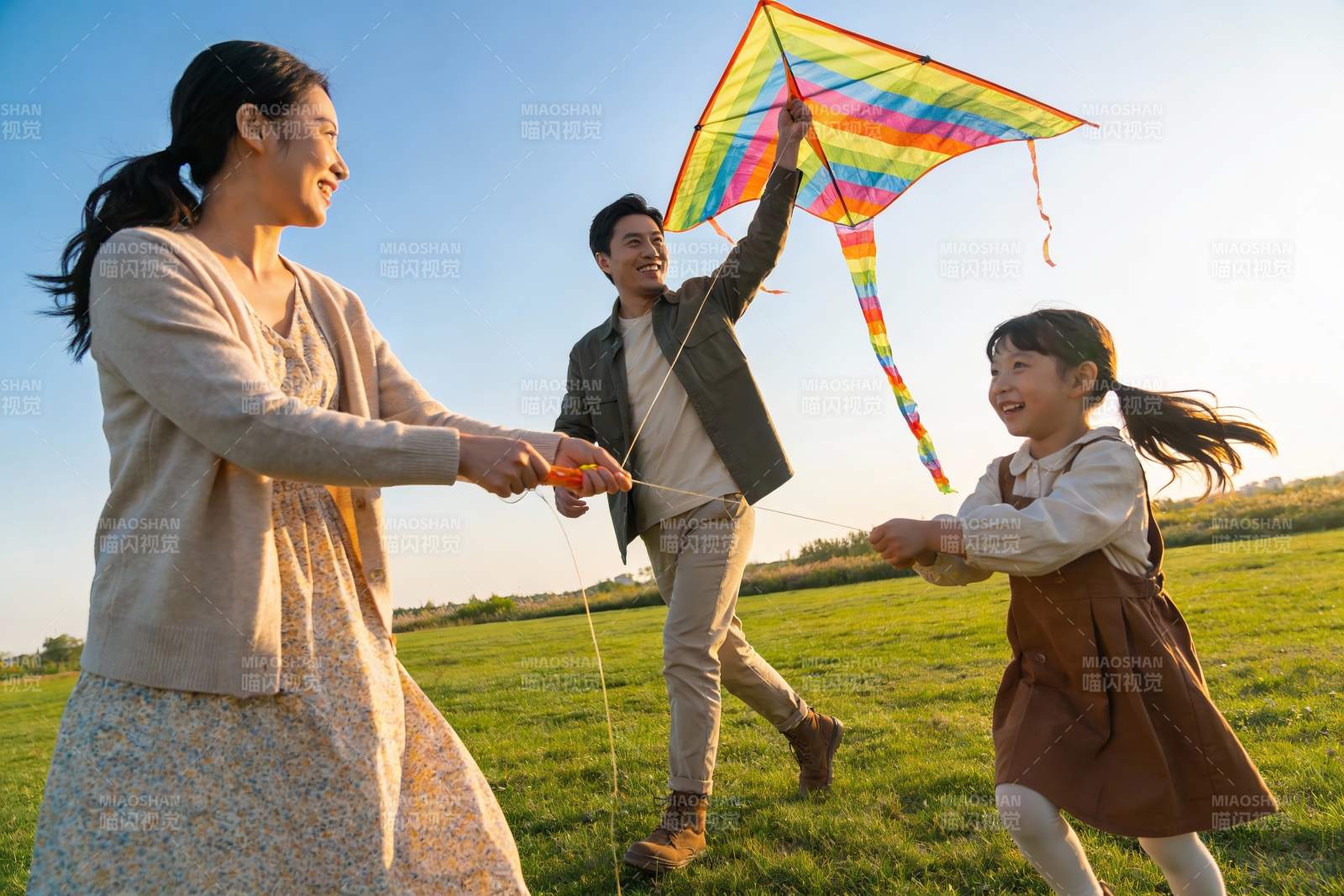 一家三口户外放风筝欢乐场景图片