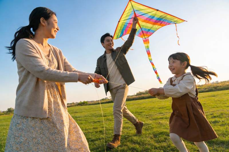 一家三口户外放风筝欢乐场景图片