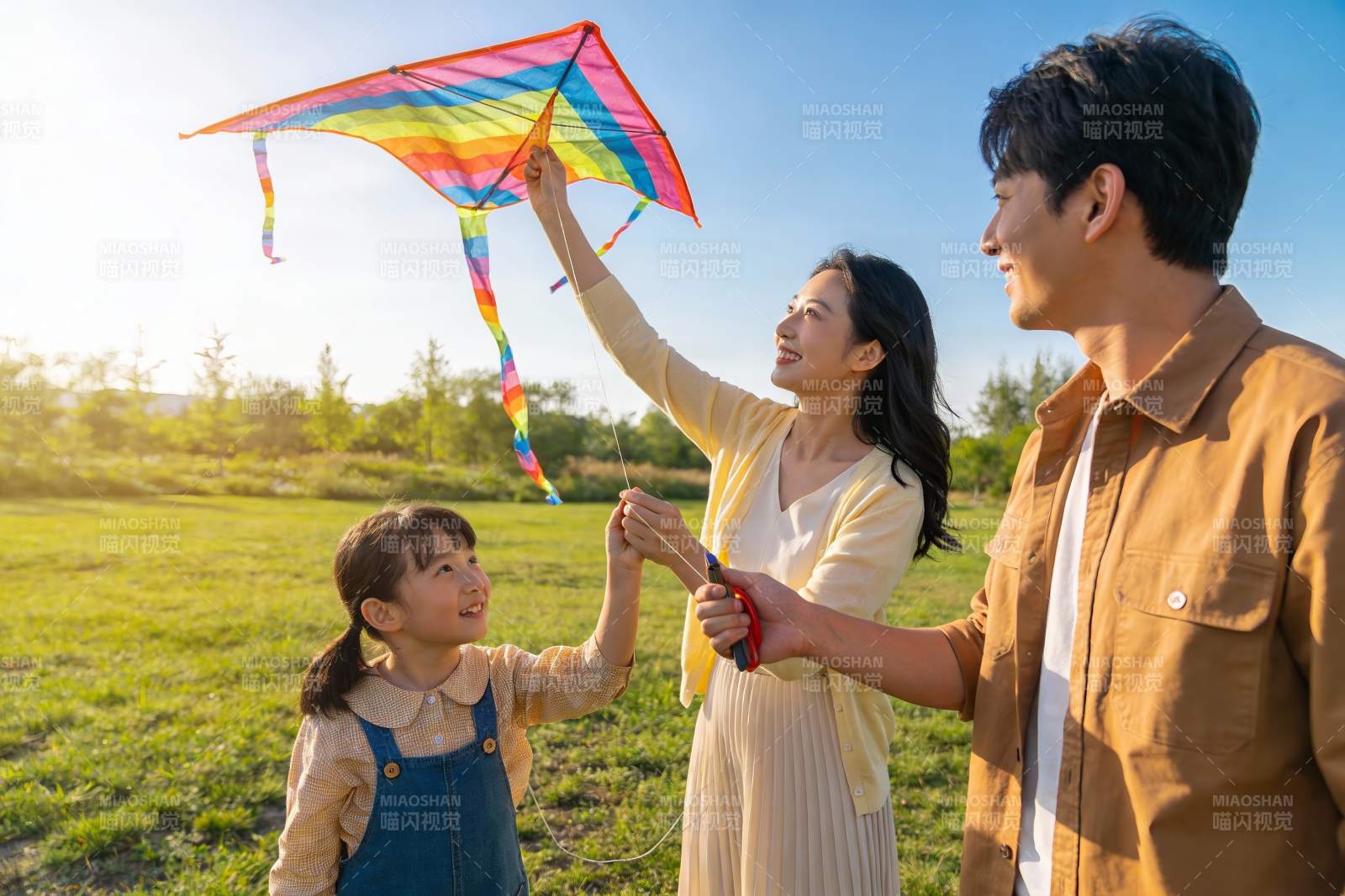 一家三口户外放风筝图片