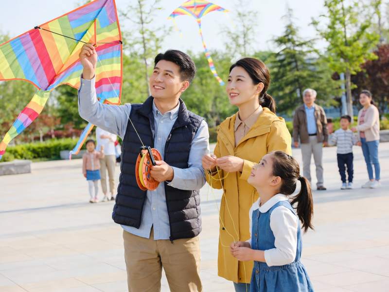 家庭户外放风筝欢乐场景图片