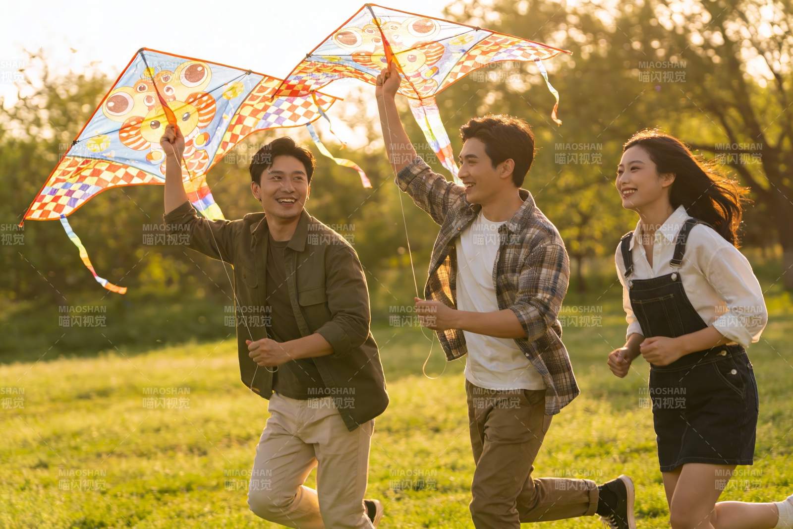 三人在公园放风筝图片