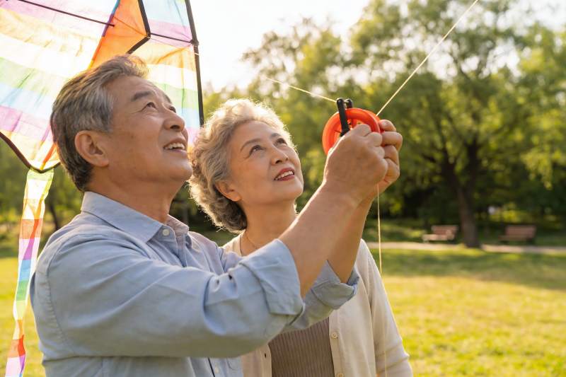 老年夫妇公园放风筝图片