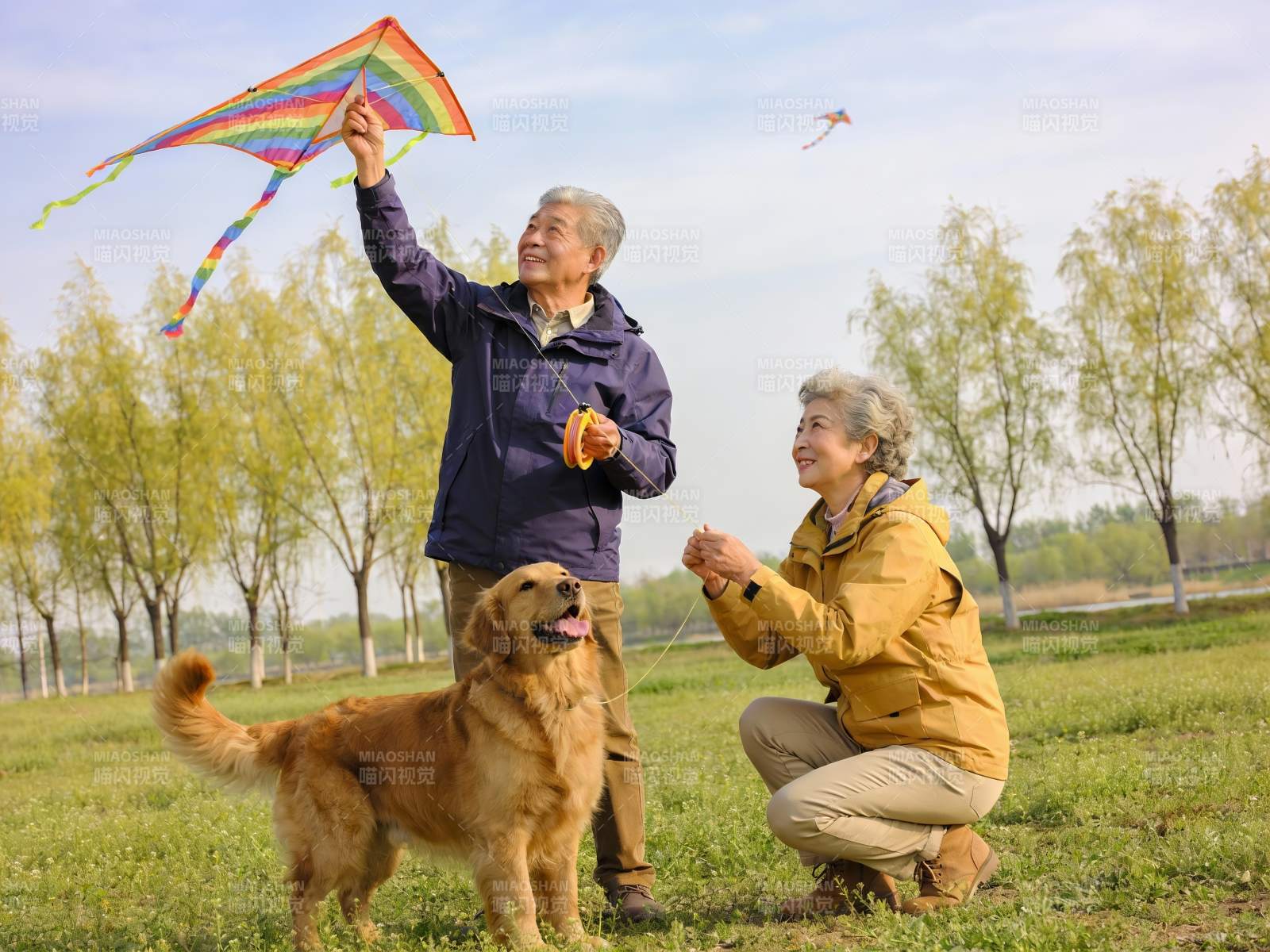 老夫妻户外放风筝与宠物狗相伴图片