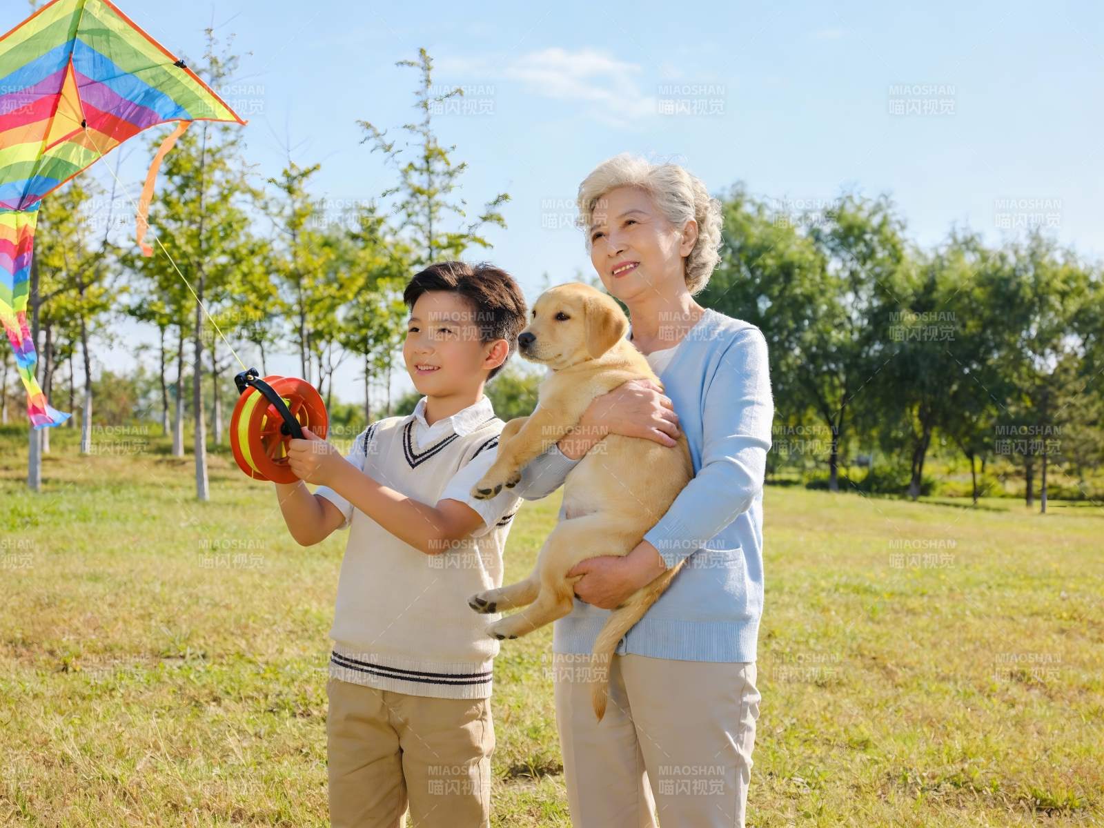 祖孙放风筝与宠物狗户外欢乐图片