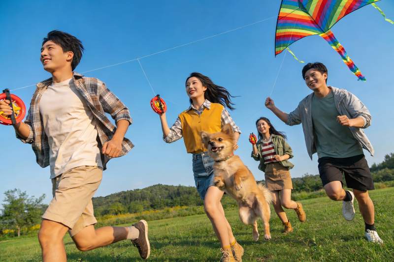 青年户外放风筝欢乐奔跑图片