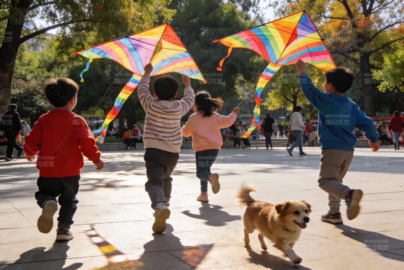 孩子们公园放风筝欢乐奔跑图片