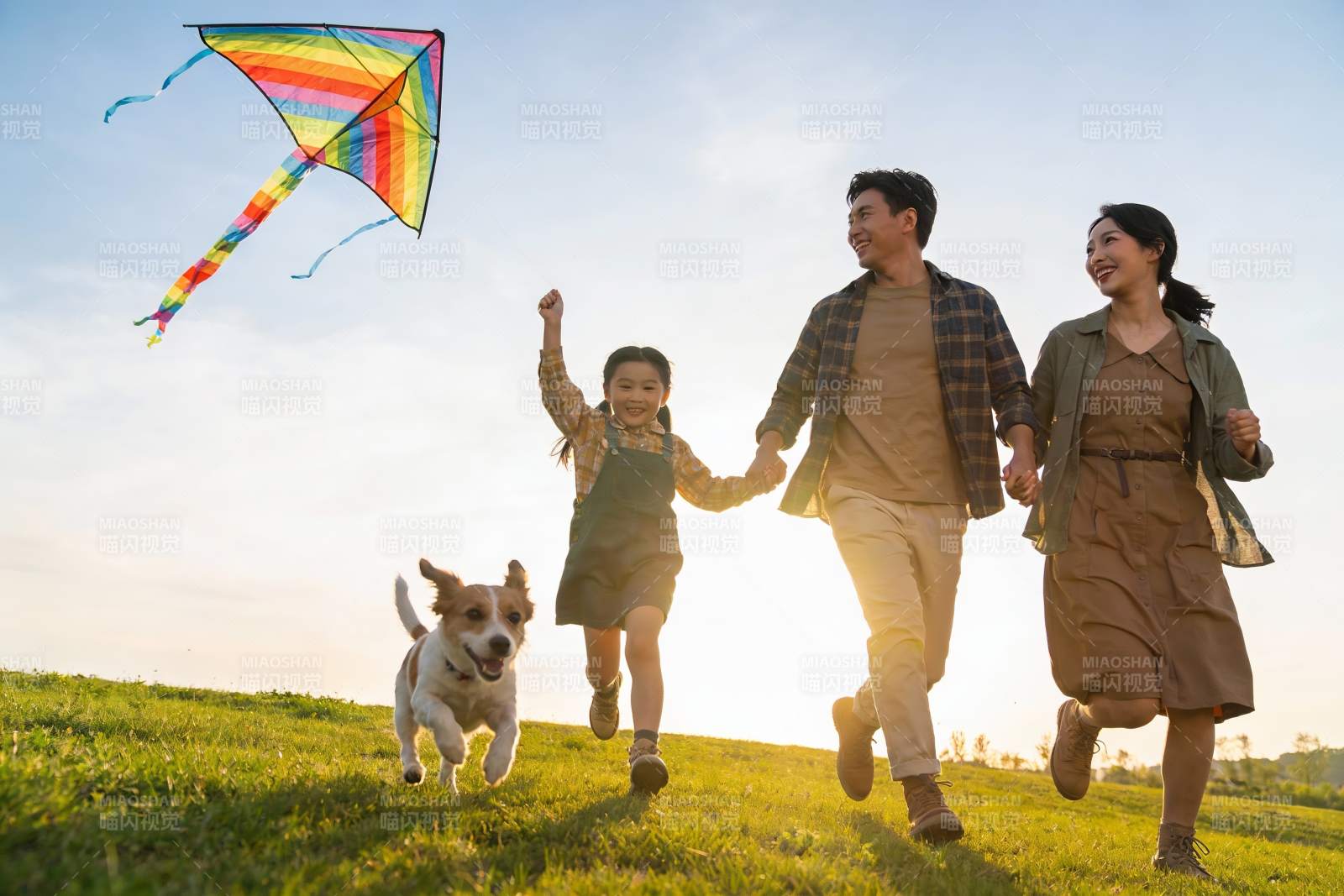 一家三口草地放风筝欢乐奔跑图片