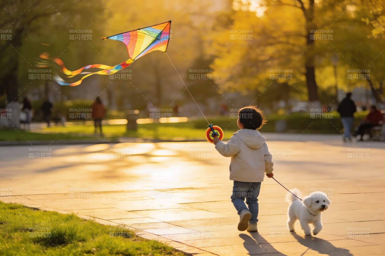 孩童放风筝遛狗的秋日午后图片