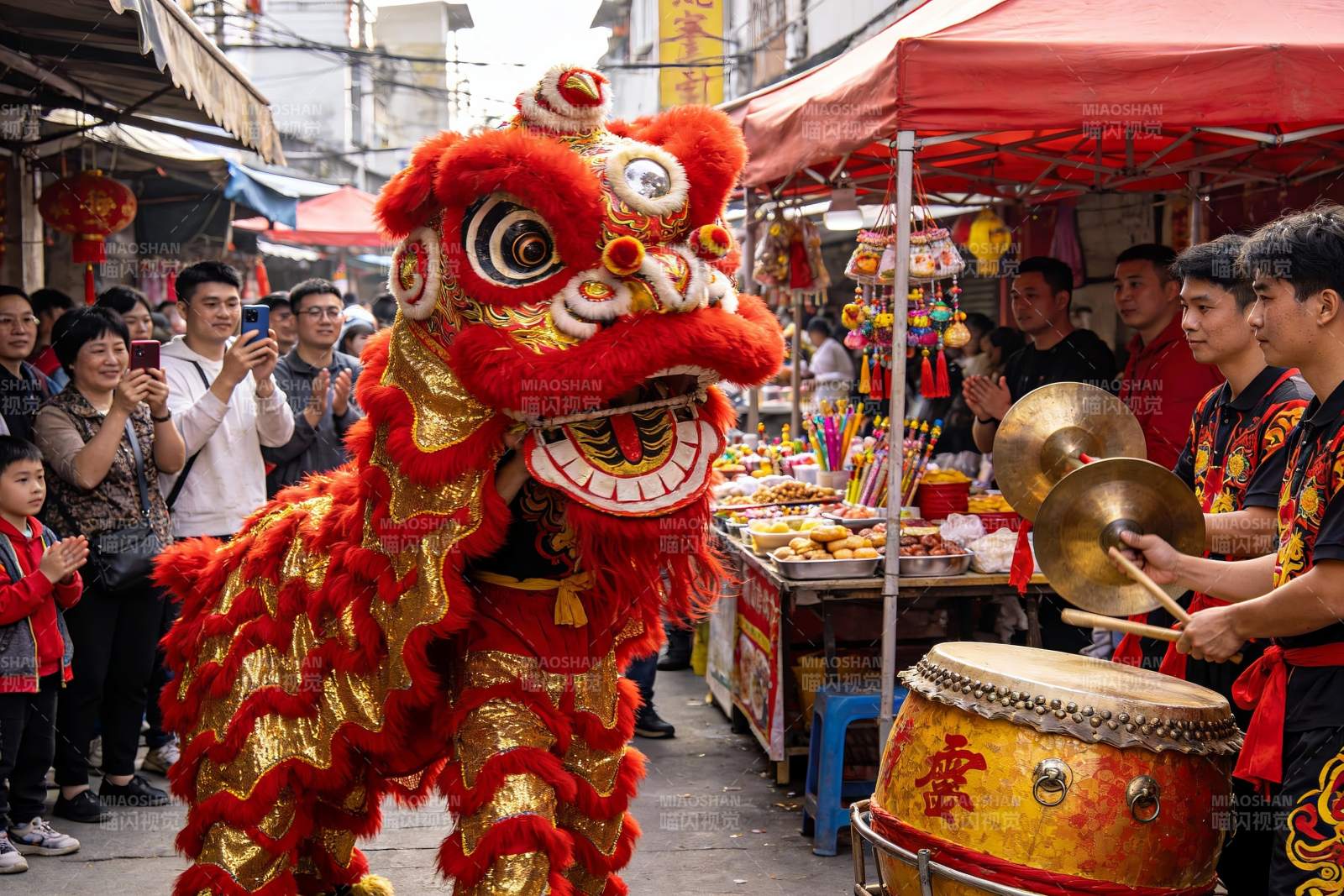 街头舞狮表演热闹非凡图片