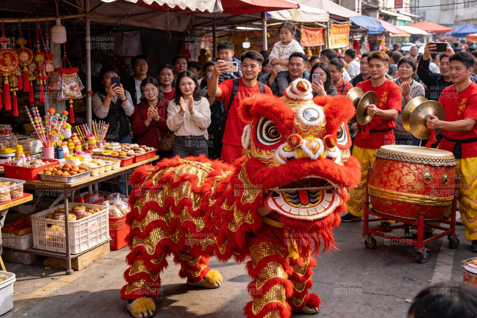 街头舞狮表演热闹非凡图片