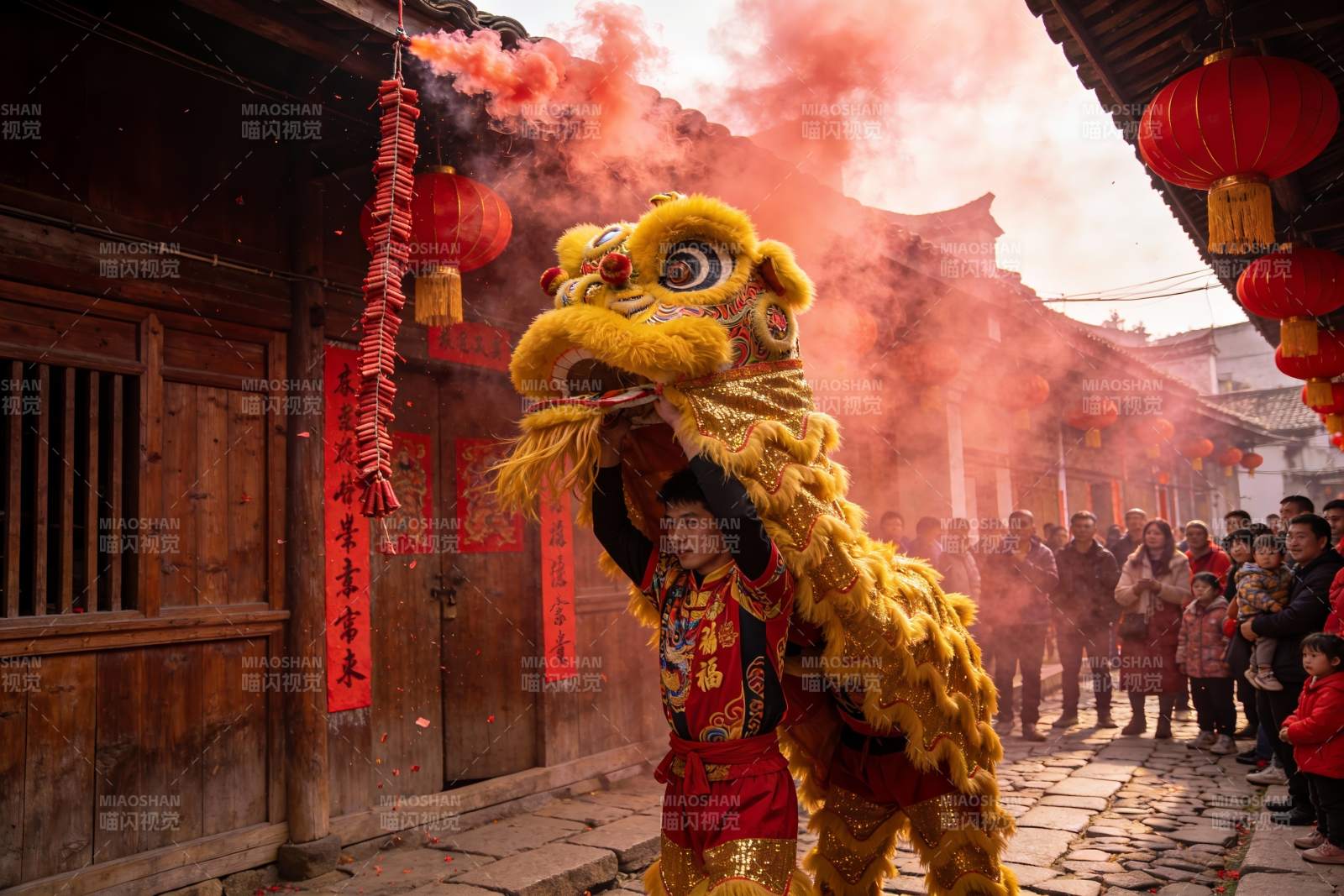 街头舞狮表演热闹非凡图片