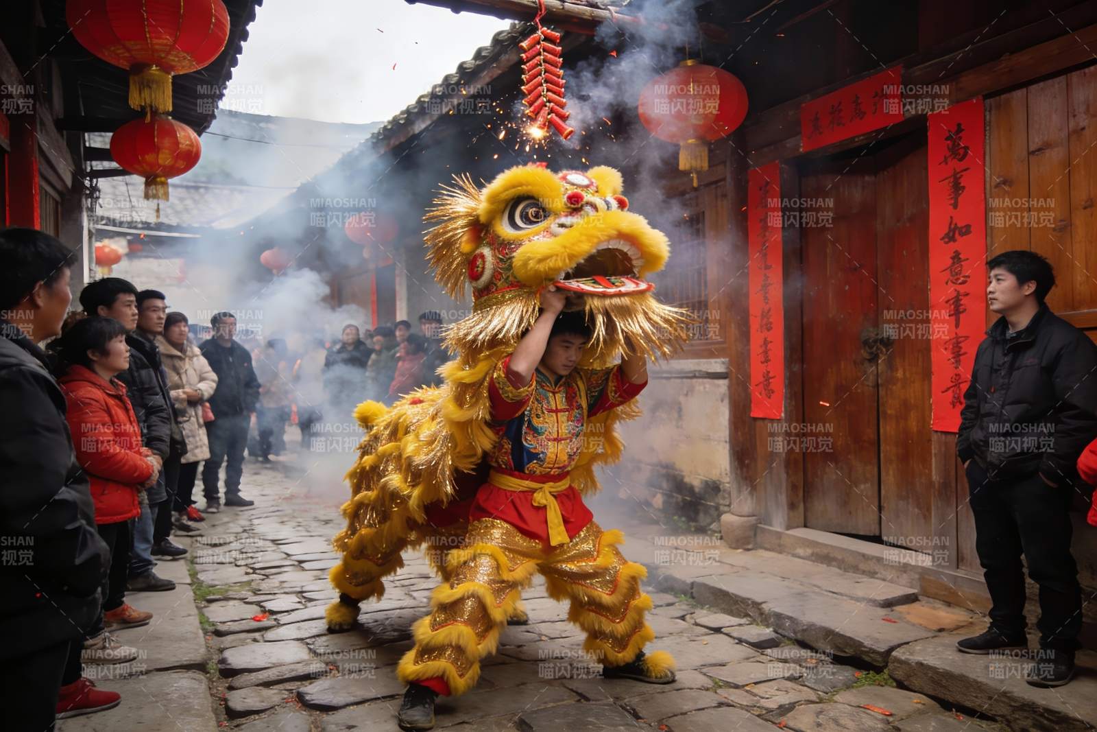 街头舞狮表演热闹非凡图片
