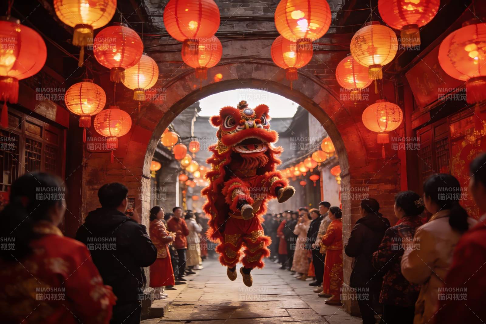 红灯笼下舞狮表演热闹非凡图片