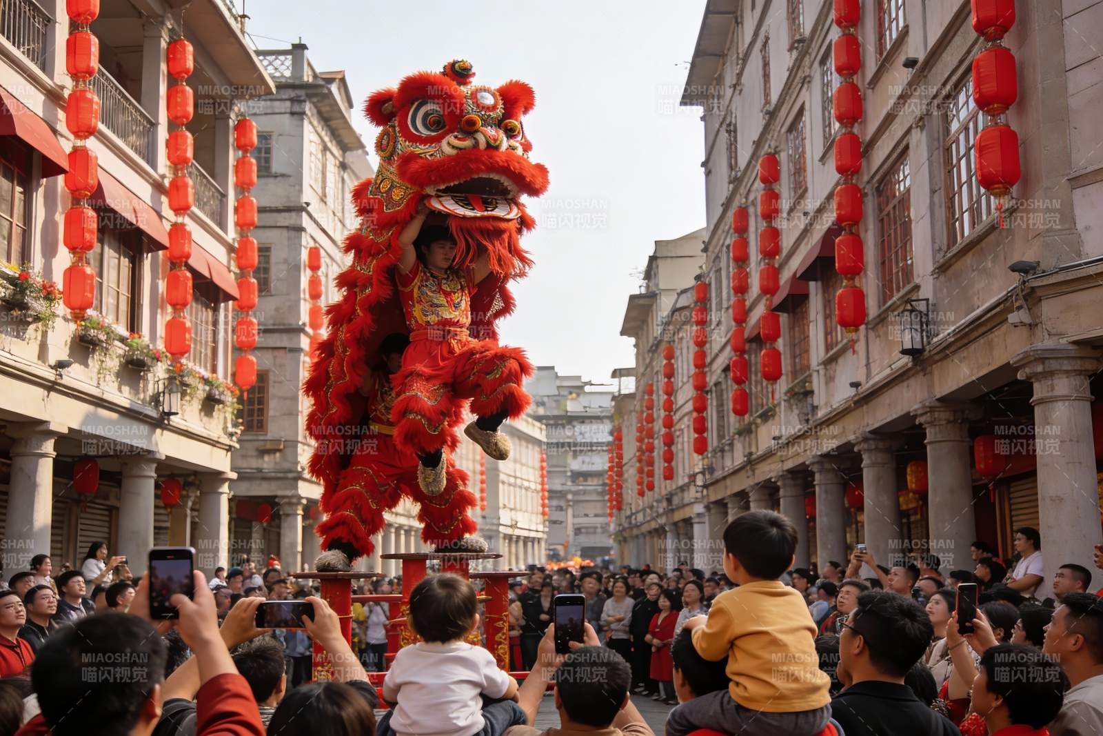 街头舞狮表演热闹非凡图片