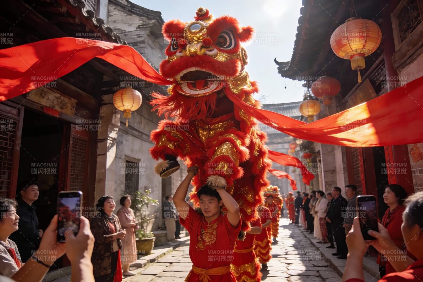 街头舞狮表演热闹非凡图片