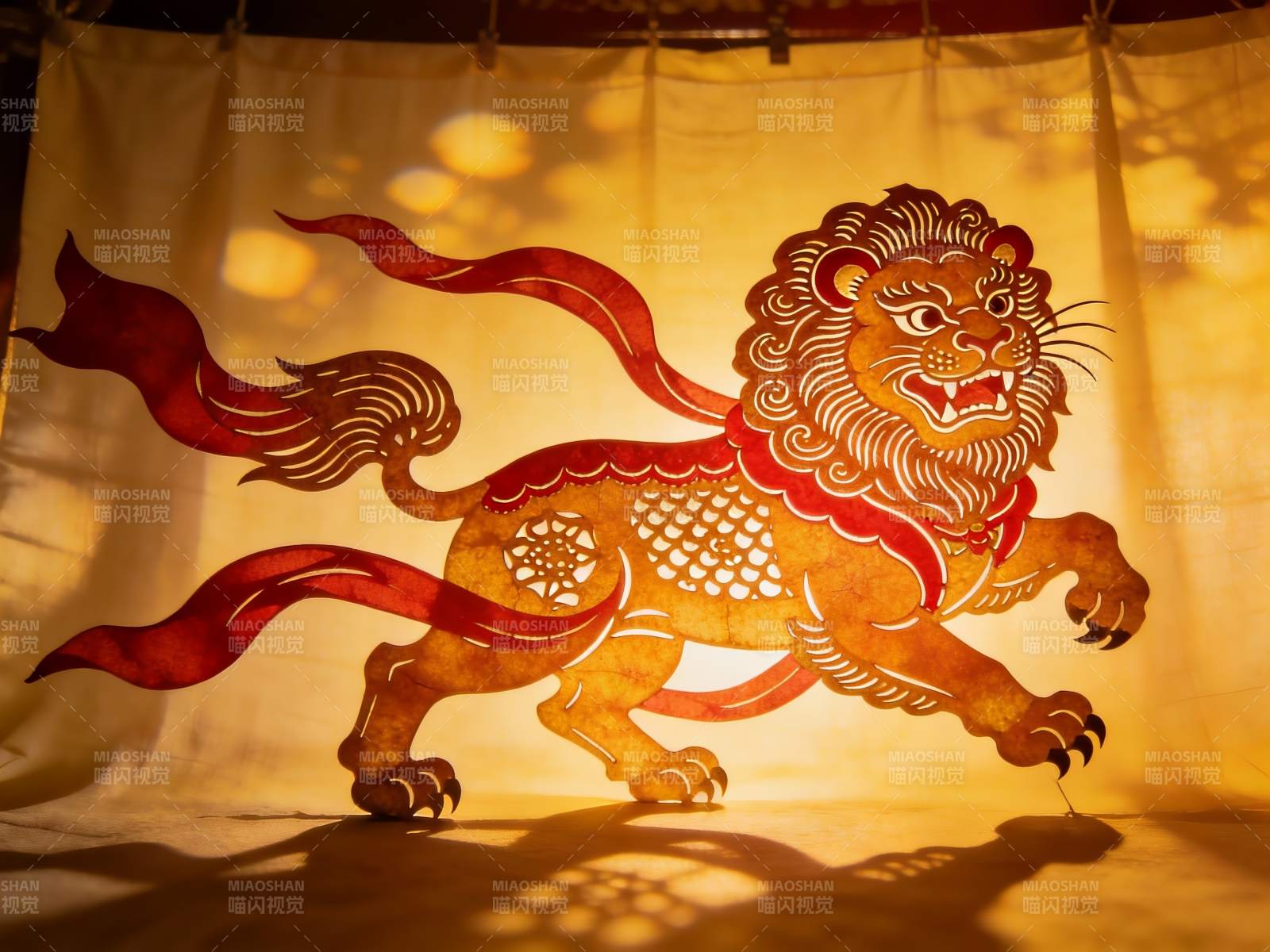 光影中的传统狮子剪纸艺术图片