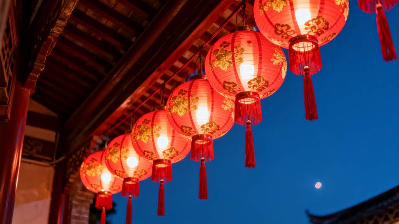 夜幕下古建筑红灯笼图片