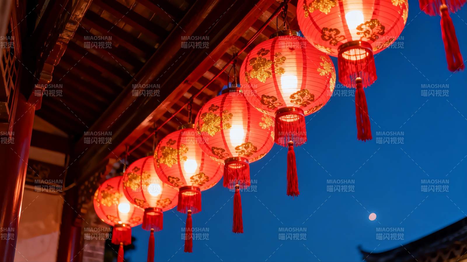 夜幕下古建筑红灯笼图片