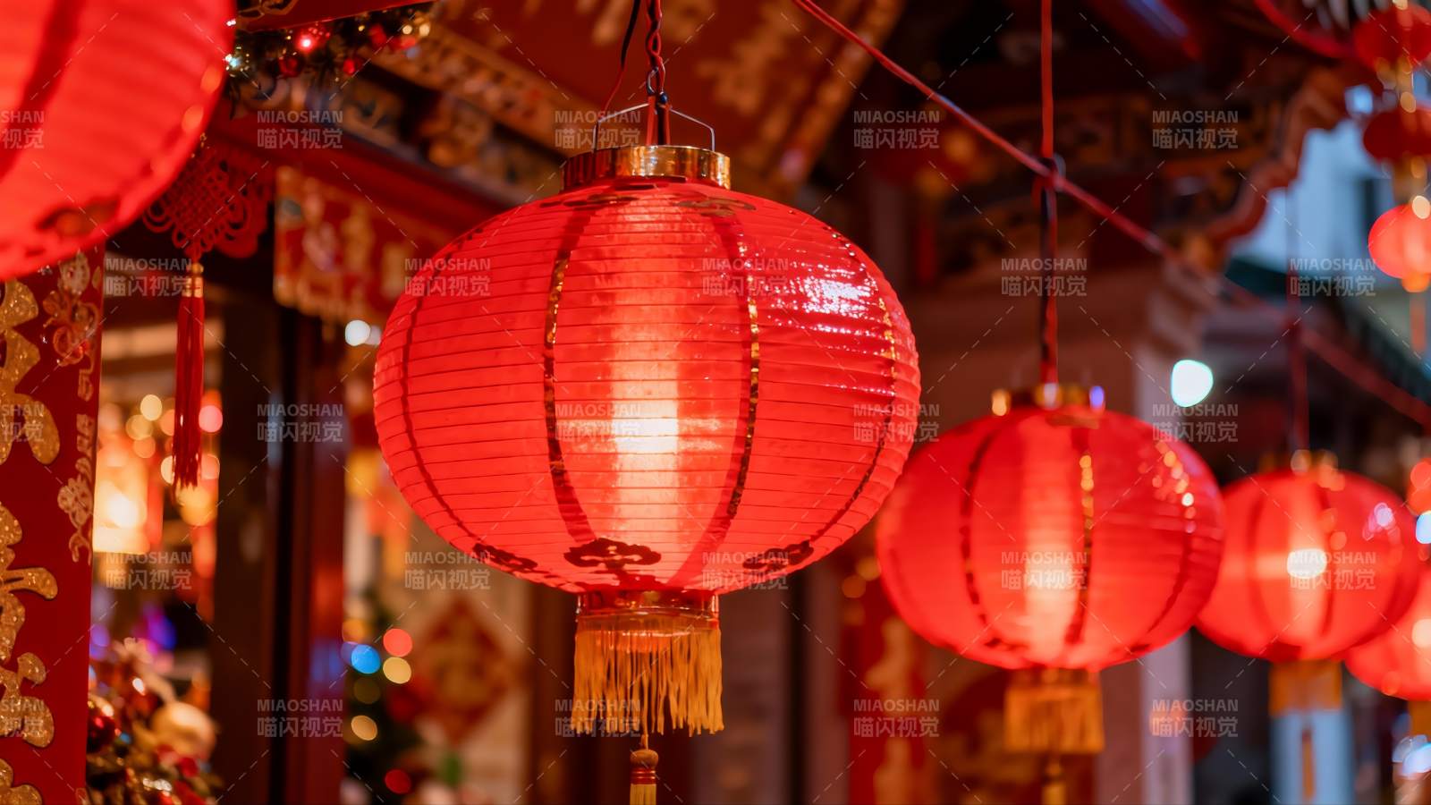 红灯笼高挂古建筑夜景图片