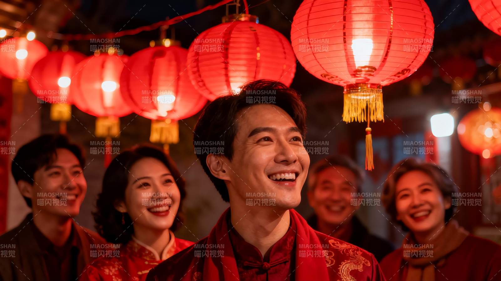 新春佳节家人欢聚挂红灯笼图片