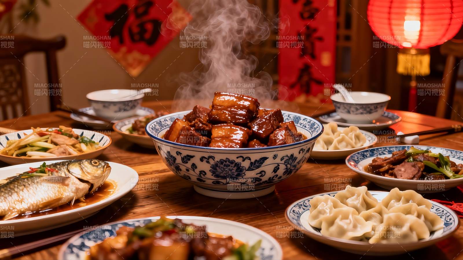 中式年夜饭丰盛菜肴热气腾腾图片