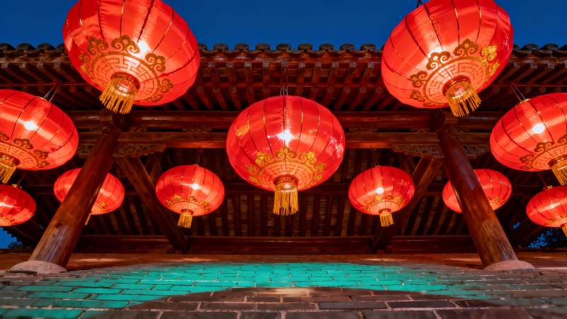 古建筑夜景红灯笼高挂图片