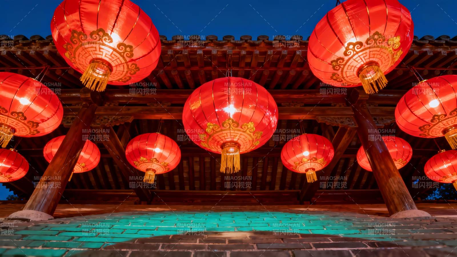 古建筑夜景红灯笼高挂图片