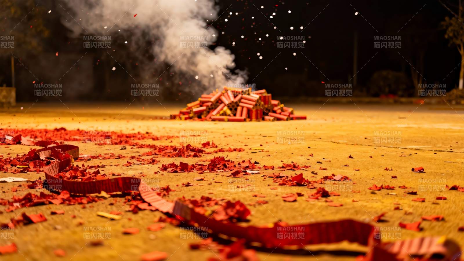 夜放烟花后地面散落残屑图片