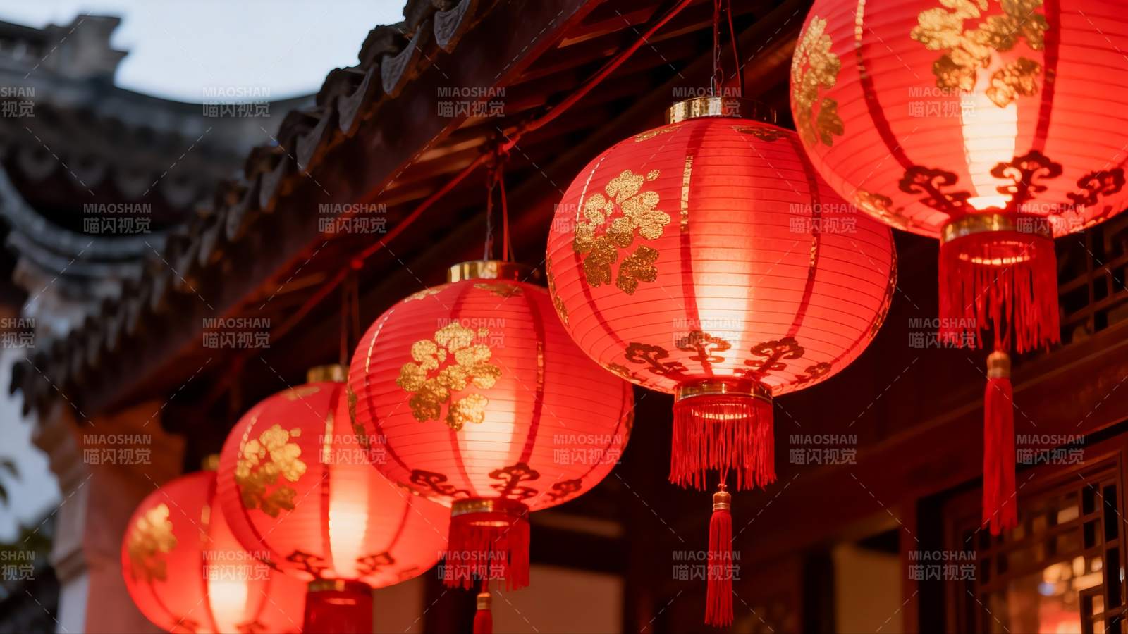 古建筑前悬挂的红色灯笼图片