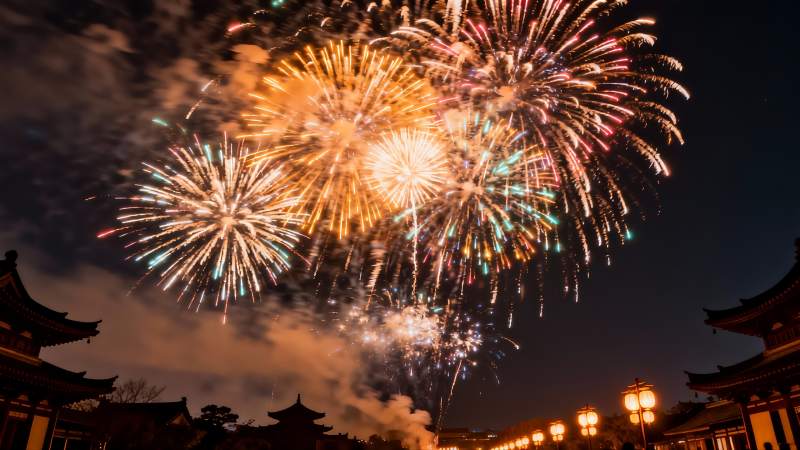 夜空烟花绽放古建筑映衬图片