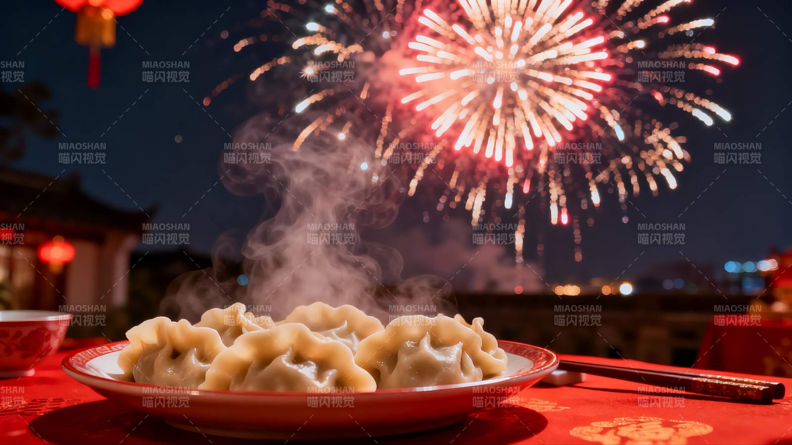 夜景烟花下的热腾饺子图片