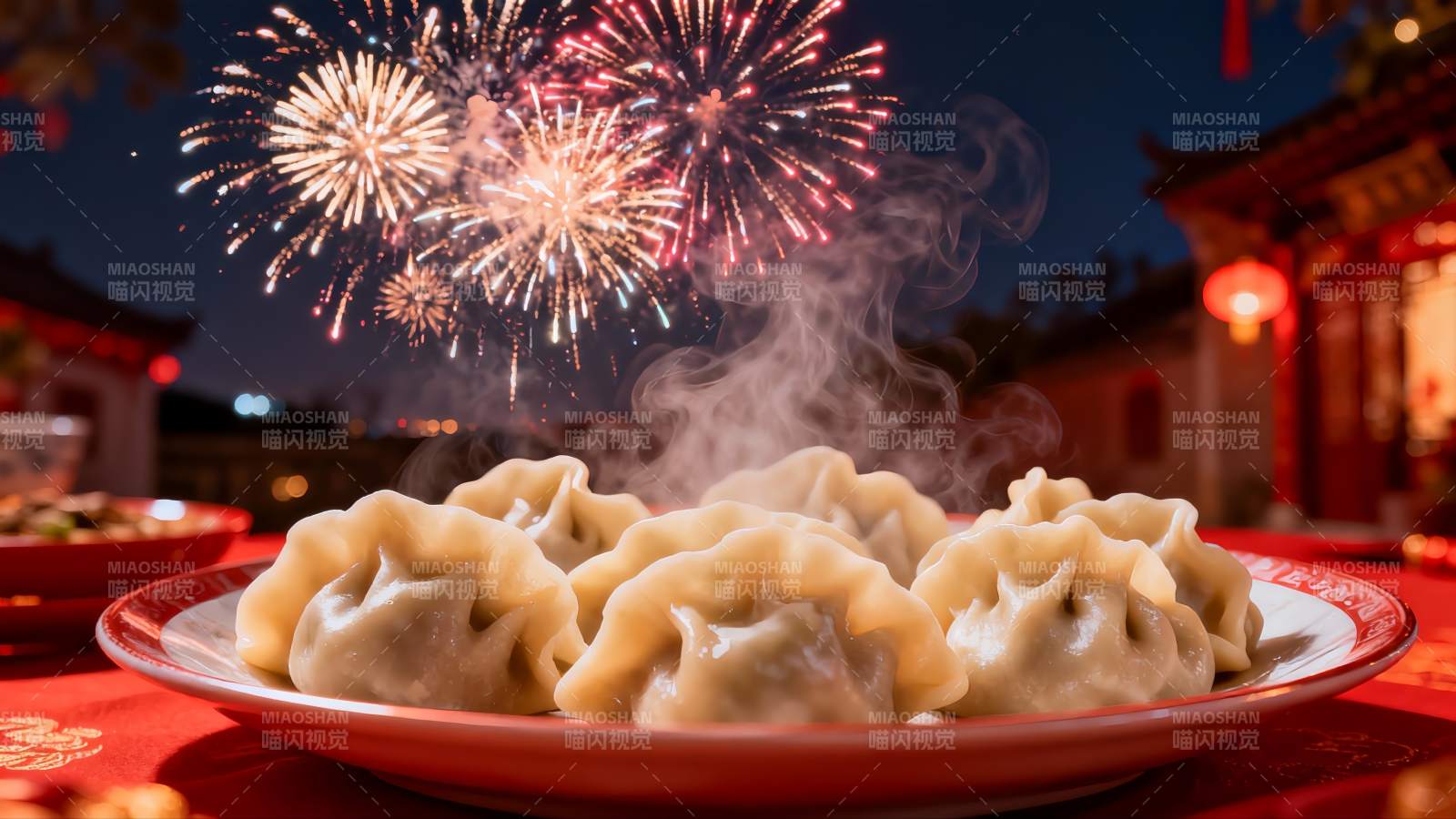 夜空烟花下的热腾饺子图片