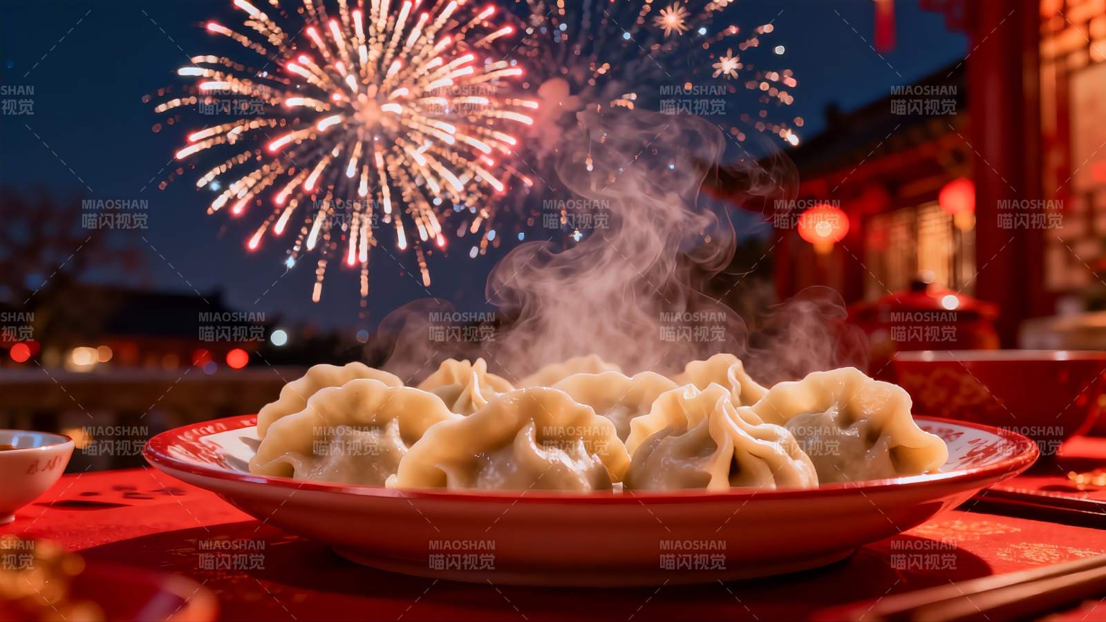 夜景烟花下的热腾腾饺子图片