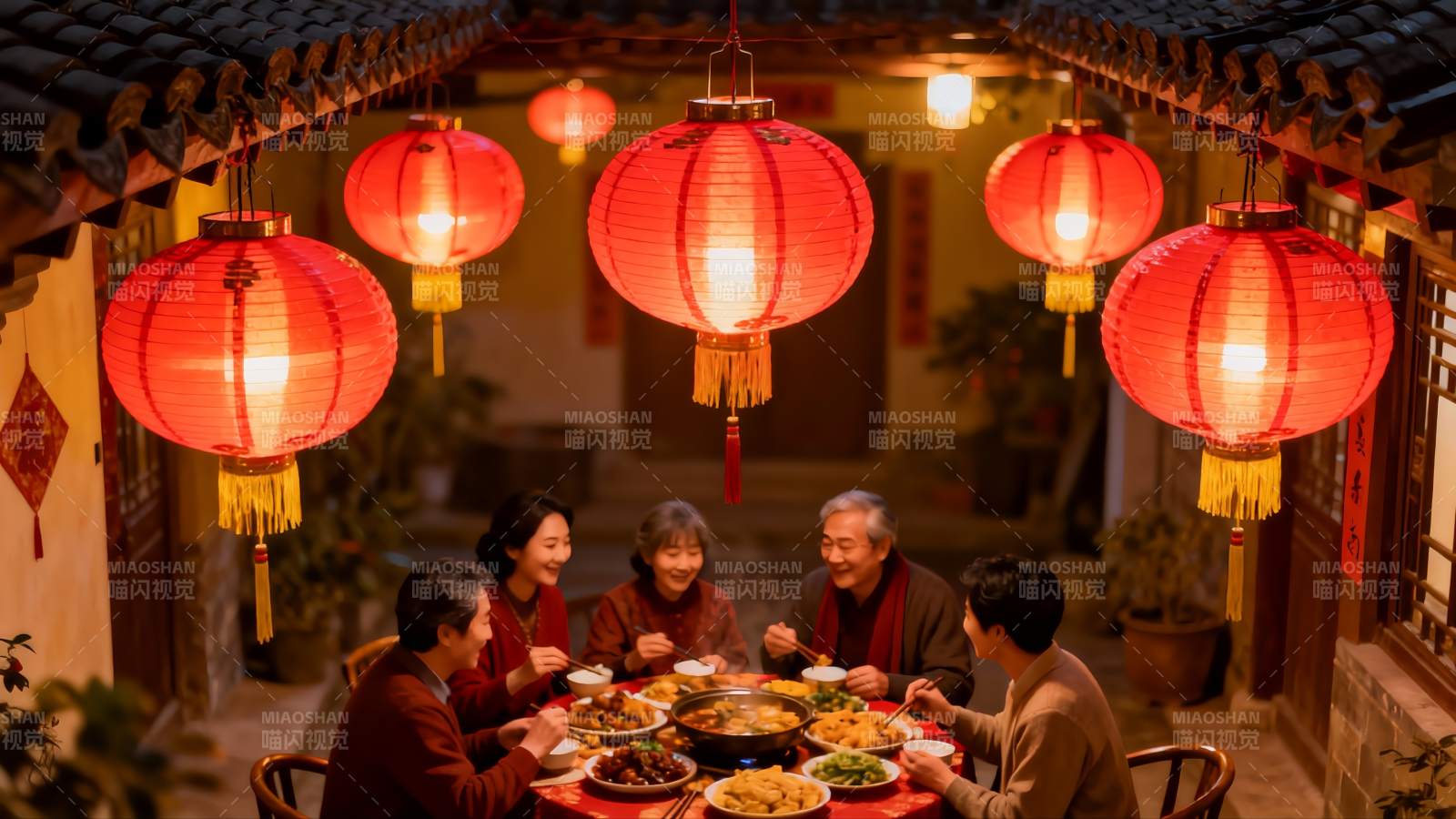 红灯笼下家人聚餐其乐融融图片