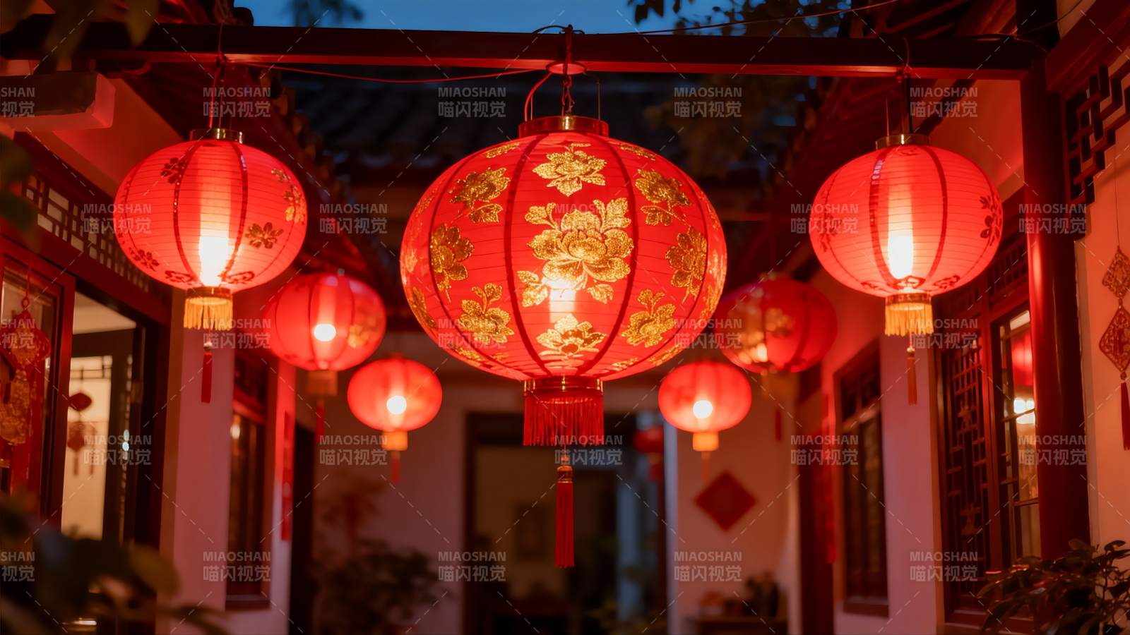 夜幕下古建筑红灯笼高挂图片