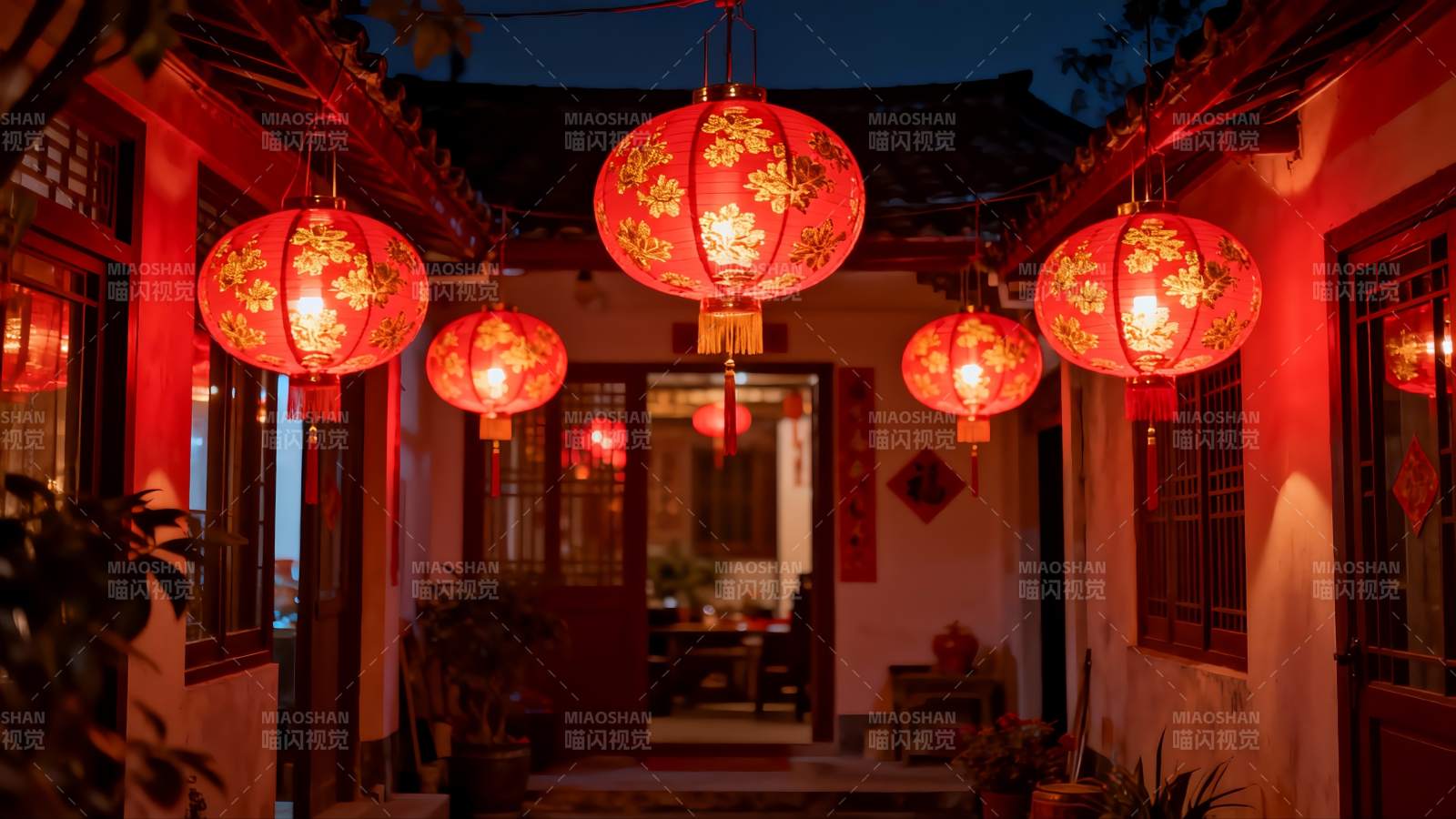 夜色庭院红灯笼高挂图片